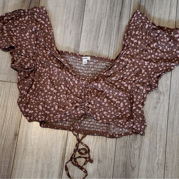 Floral Garage Top with beautiful shoulder detailing - Picture 2 of 6